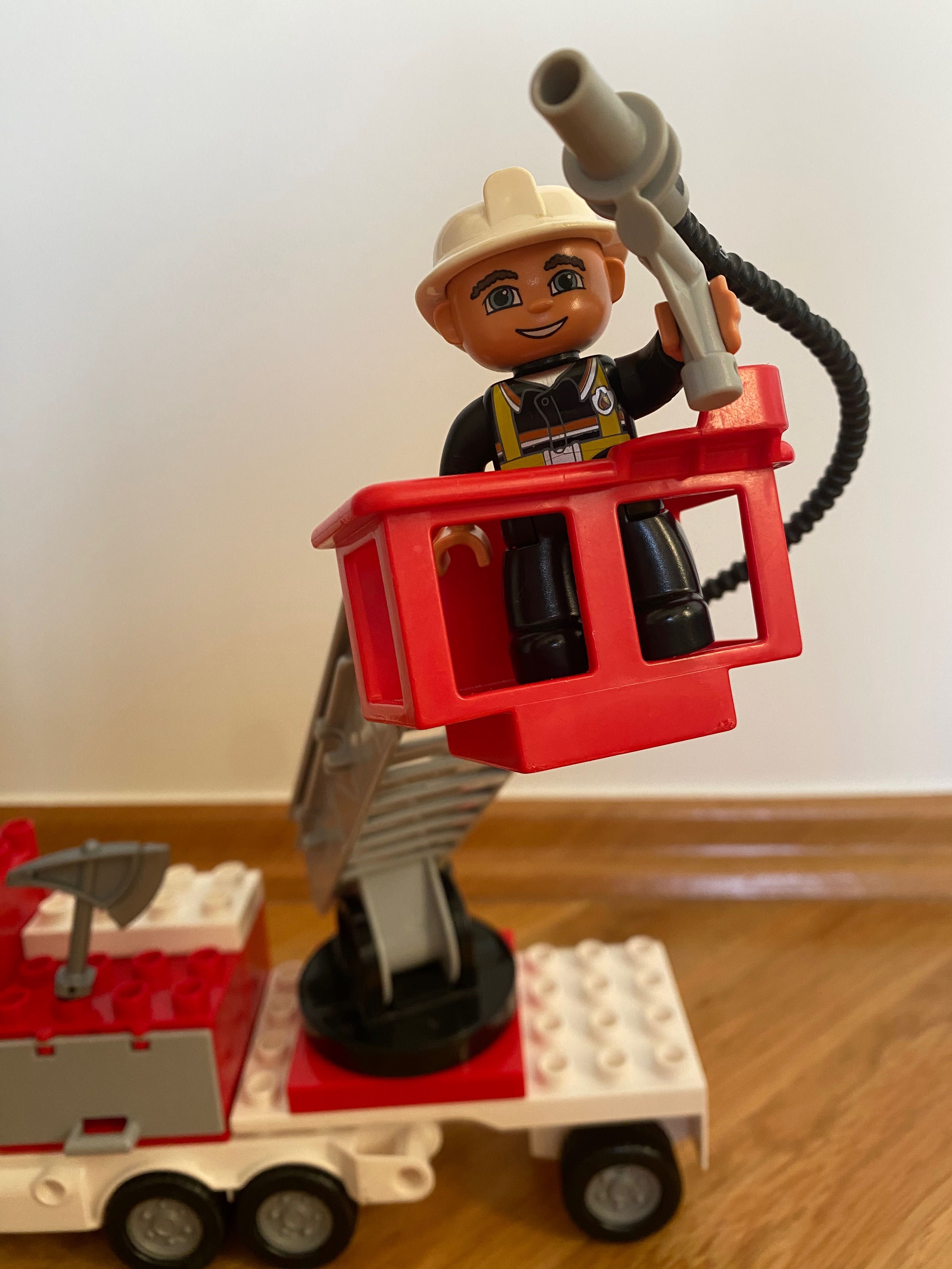 Zestaw Lego Duplo wóz strażaki