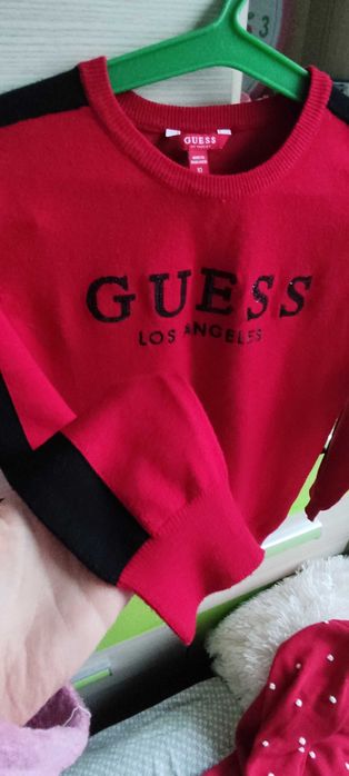 Sweter czerwonego koloru firmy Guesss