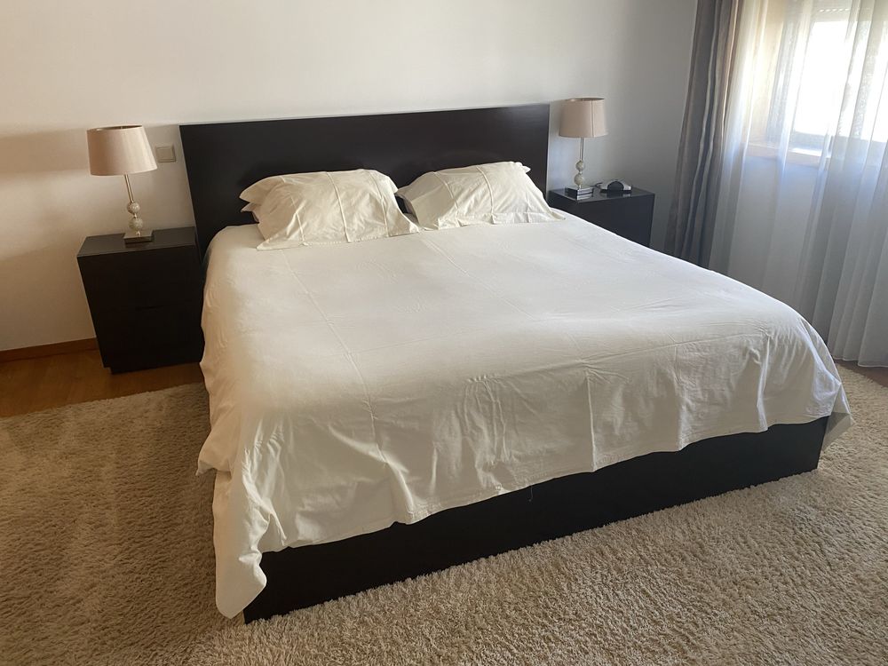 Vendo cama de casal em madeira Vengue, com mesinhas cabeceira