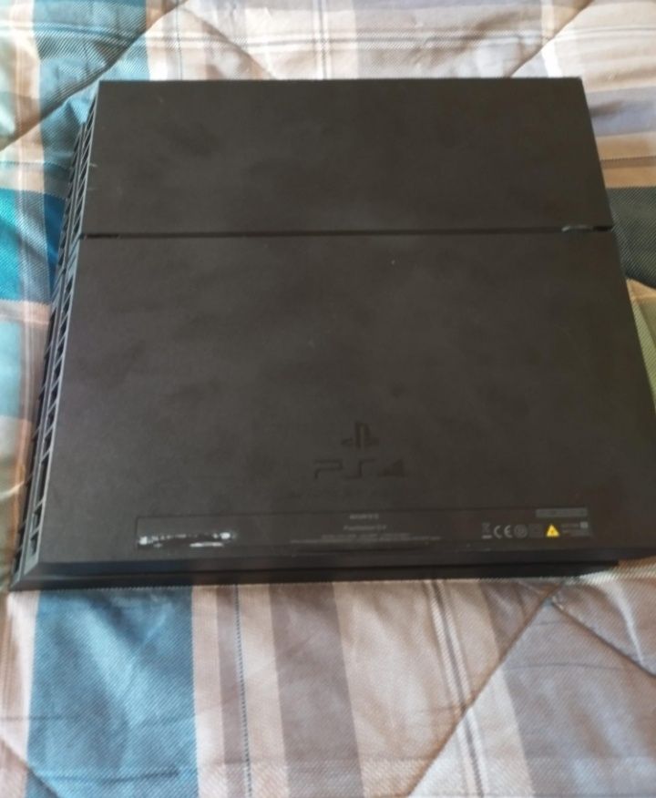 PlayStation 4 1TB+ comando+ 3 jogos