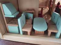 Drewniany domek dla lalek plus mebelki i figurki