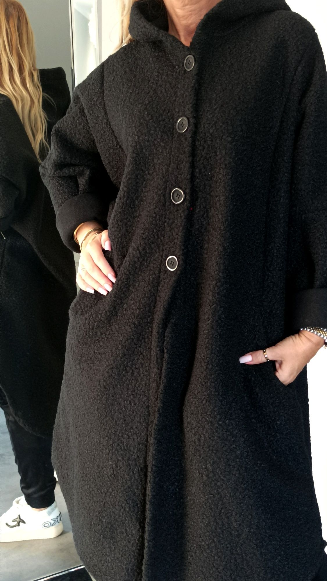 Czarny płaszcz oversize z kapturem rozmiar UNI