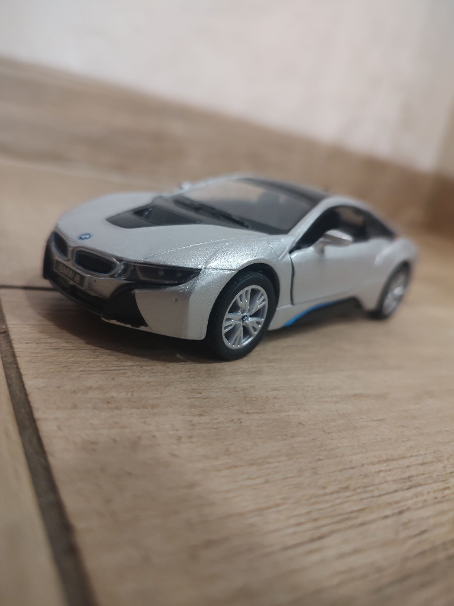 Auto srebrne BMW resorak kolekcjonerskie