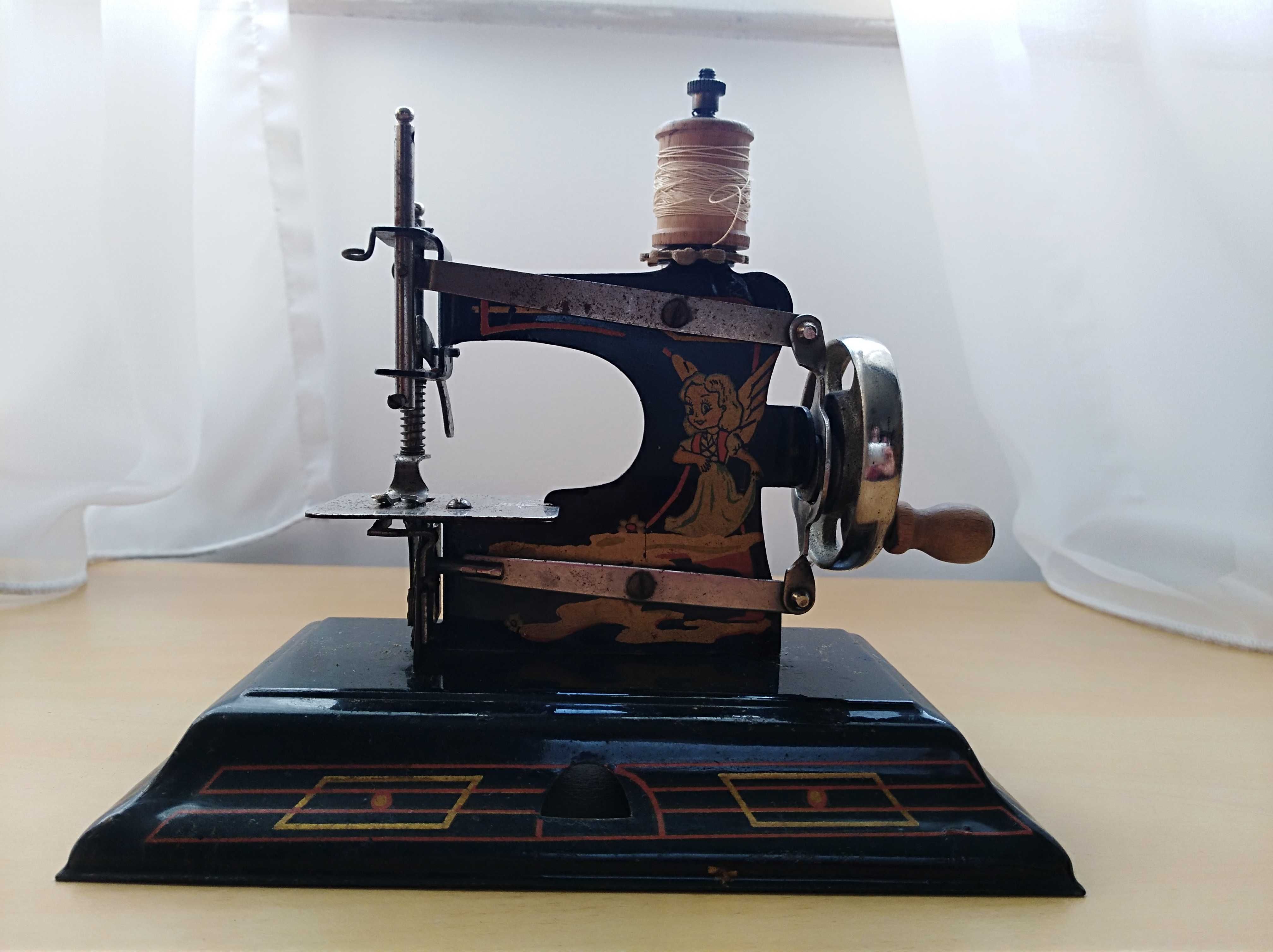 Máquina de costura vintage em metal, de meados dos anos 40 do séc XX