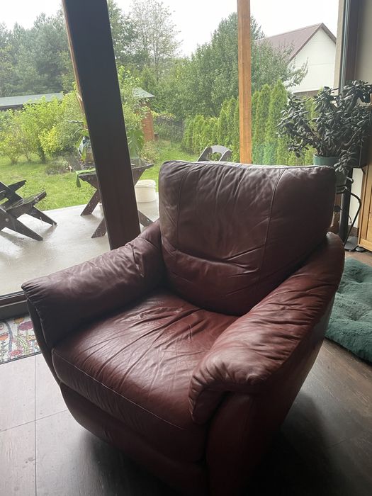 Skórzany miękki wypoczynek z wysuwanymi podnóżkami