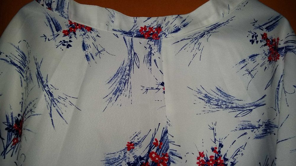 Spódniczka midi biała w bukiety kwiatów.