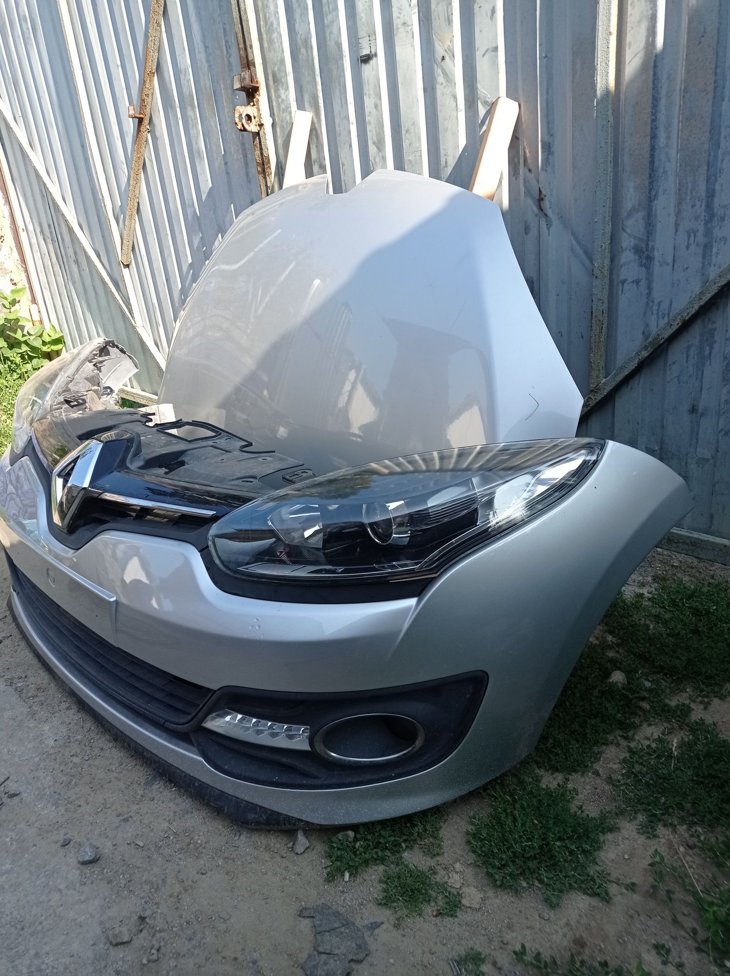 Renault megane 3 рестайлинг 14 - 16 бампер передний колір TED69