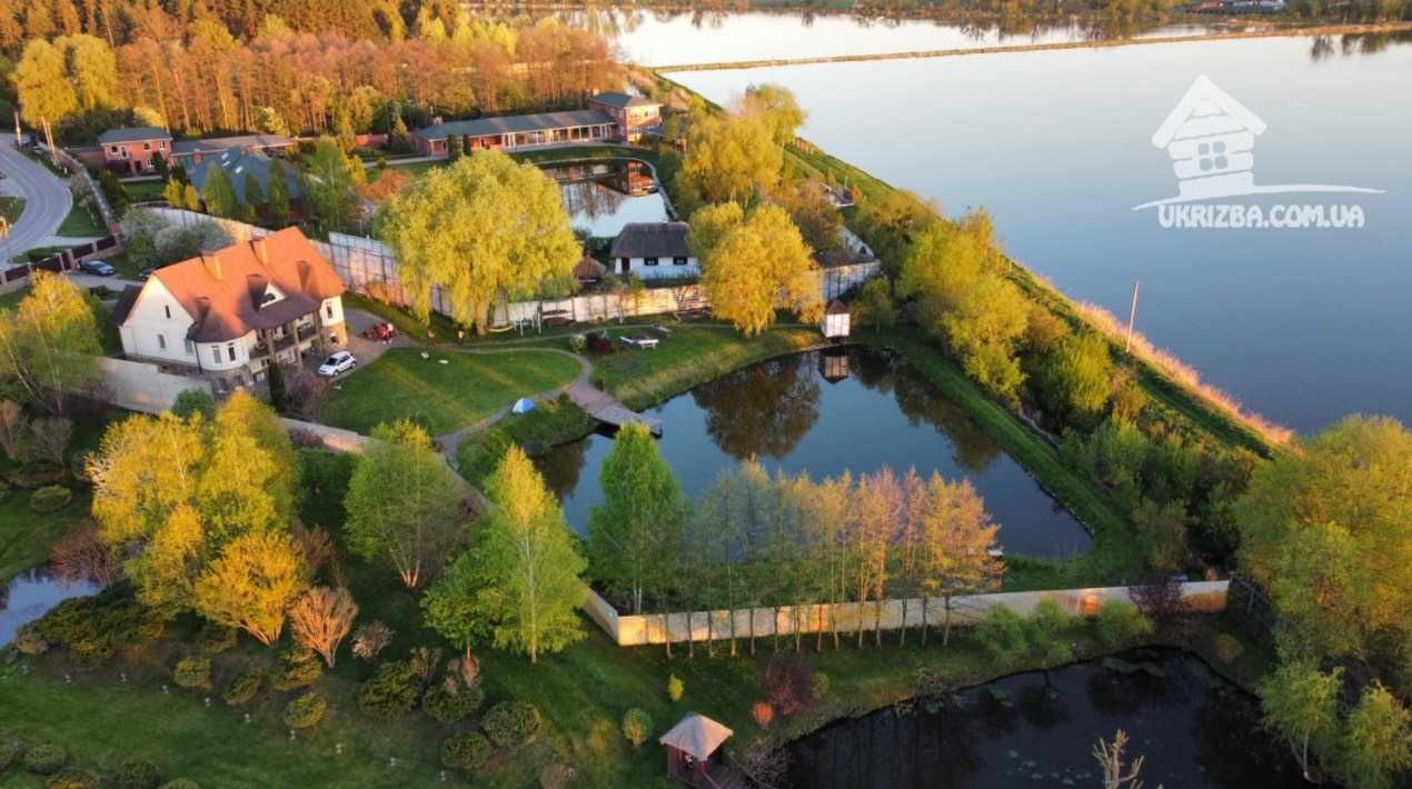 с. Хлепча. Будинок 500 кв. VIP-рівня. На березі озера. До 20 осіб.