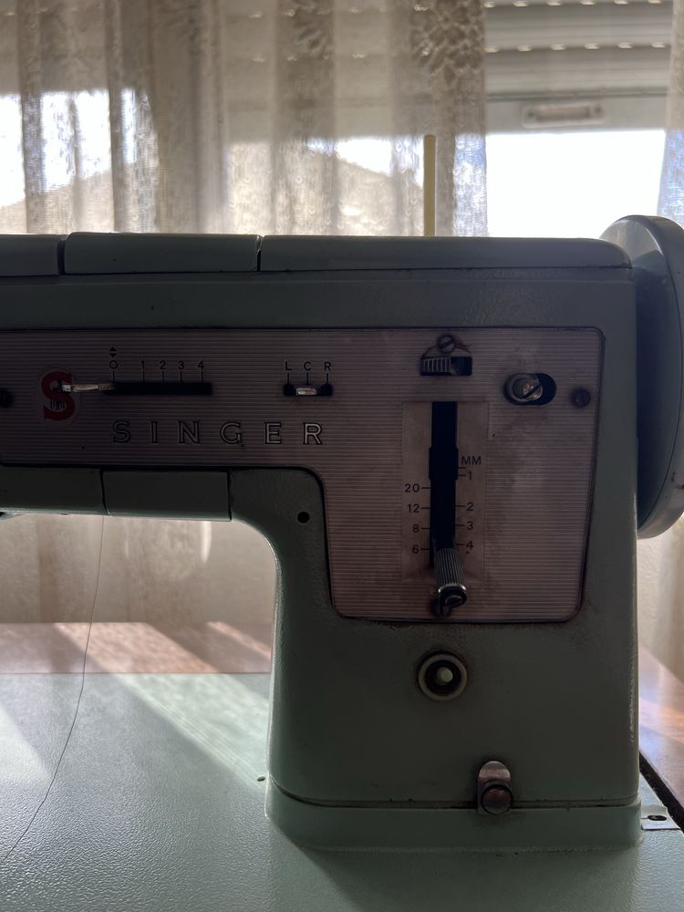 Maquina de Costura Singer c/movel