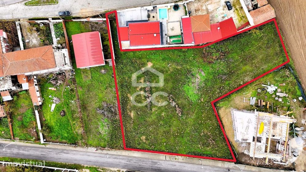 Terreno para construção  com 2400m2 na periferia da cidade com duas en