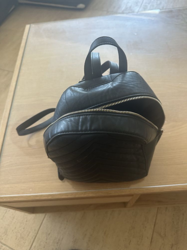 Mochila preta da MO