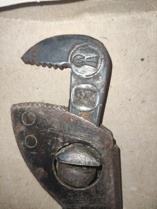 Тиски старинные малогабаритные и ретро разводной ключ