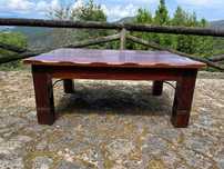 Mesa de apoio rústica de madeira.