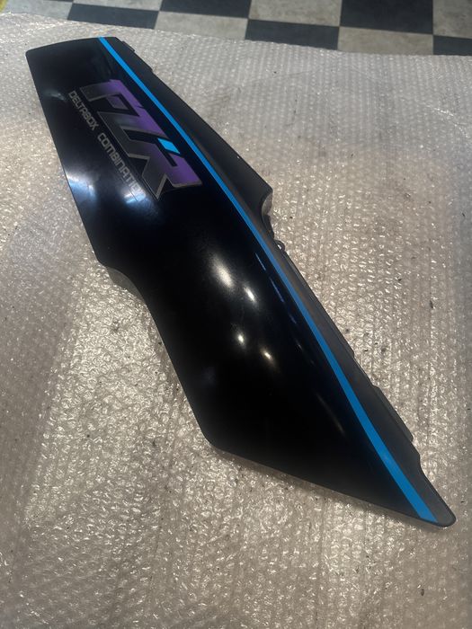 Osłona tylna prawa Yamaha FZR 600 Ogon Zadupek Tył Bok Boczek V321