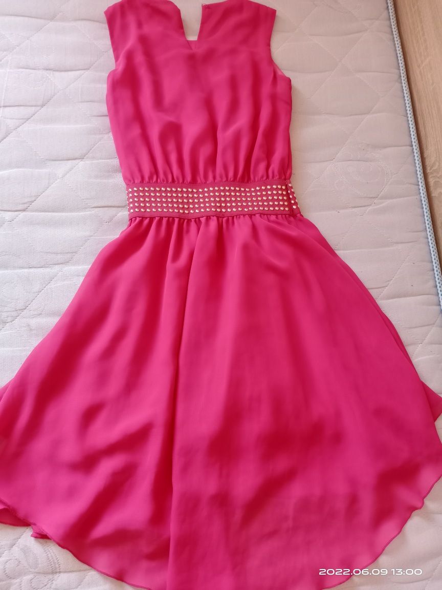 Розовое платье с поясом
