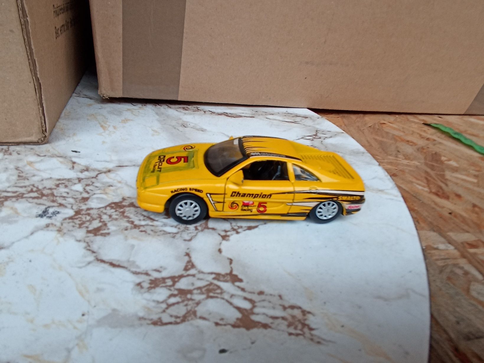 Zabytkowy odlewany model samochodu Ferrari F355 z lat 90