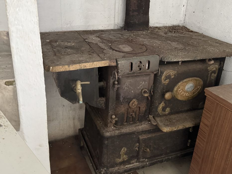 Forno e fogao em ferro findido a carvao