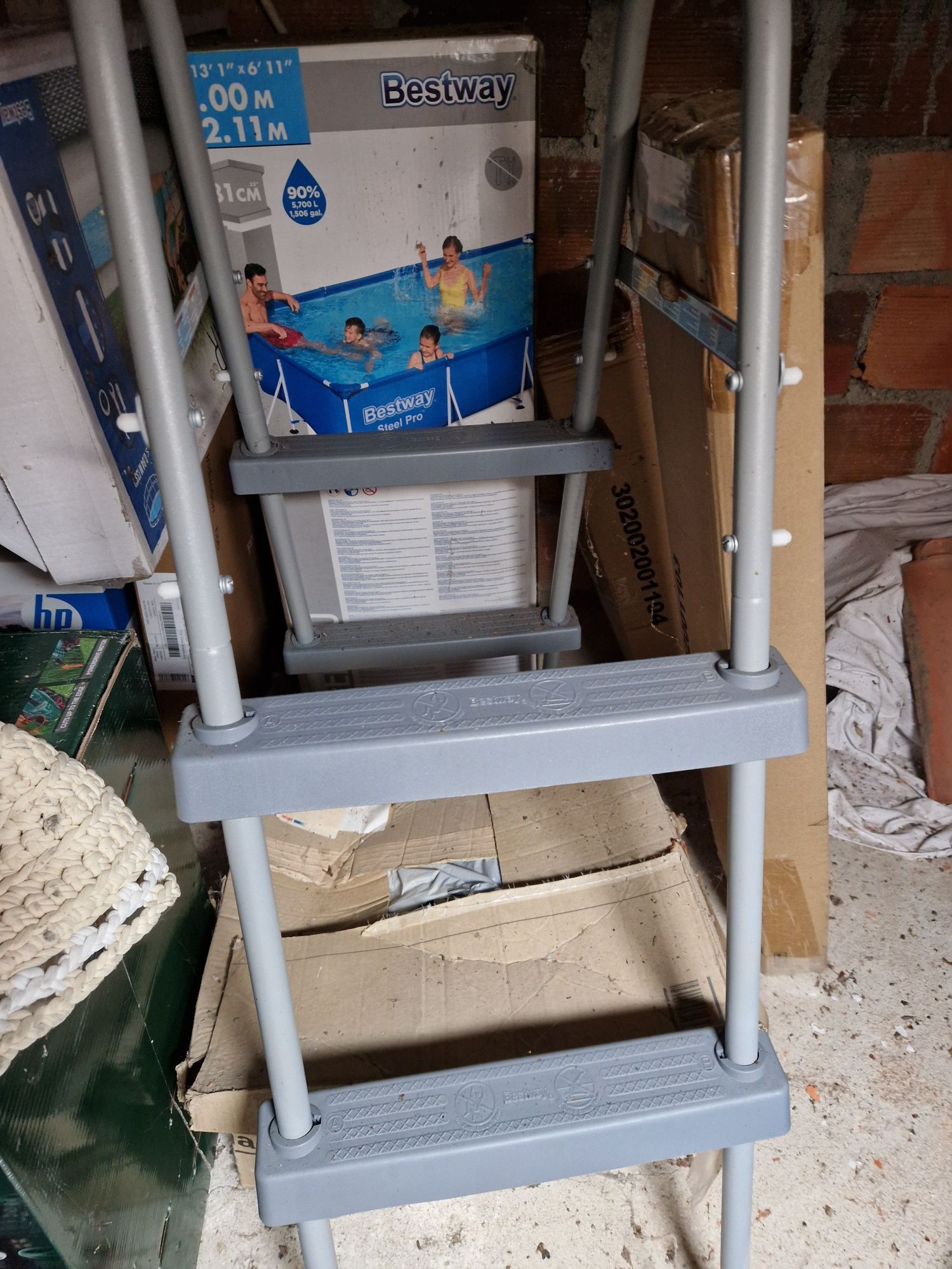 Com ofertas Piscina BESTWAY 4x2.11 metros usada 1 vez.