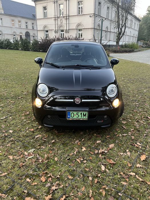 Fiat 500e czarna perła samochód elektryczny