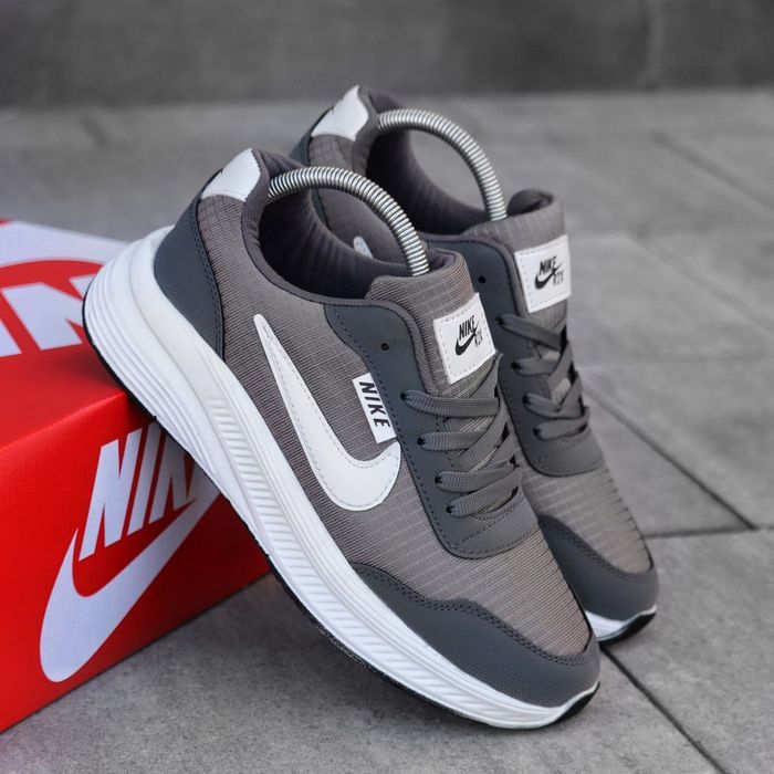 Кросівки Nike
• Розміри: 40(25,5 см), 41(26 см), 42(26,5 см), 43(27,5