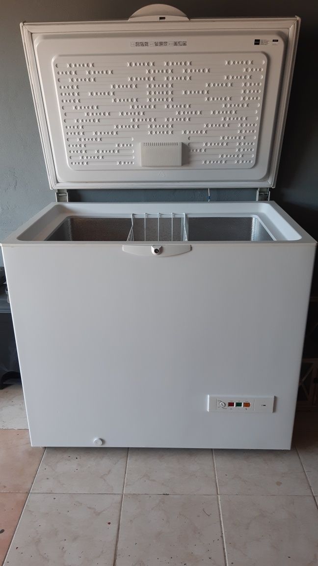 Arca horizontal Indesit OS 2A 250
