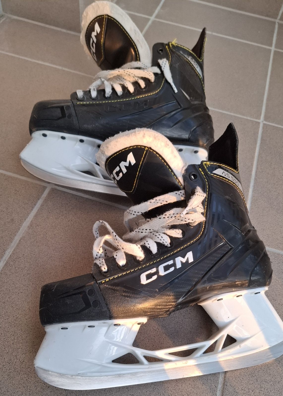 Łyżwy CCM AS 550 REGULAR rozmiar 8 czyli 43
