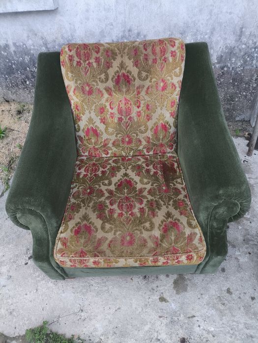 Poltrona vintage verde com estofo em veludo e padrão floral