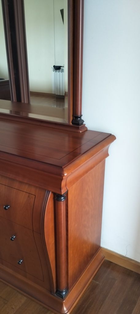 Cama casal com mesas de cabeceira