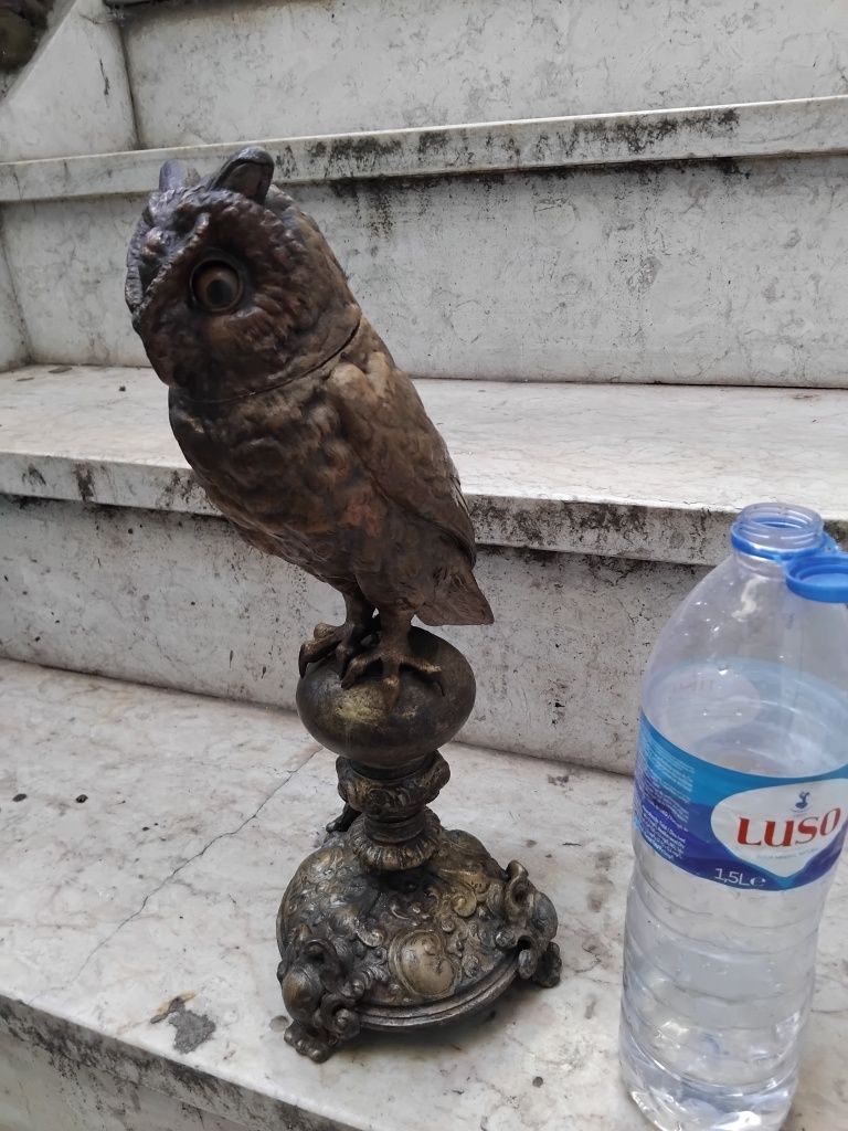 Charuteira  em estatueta em bronze de arte