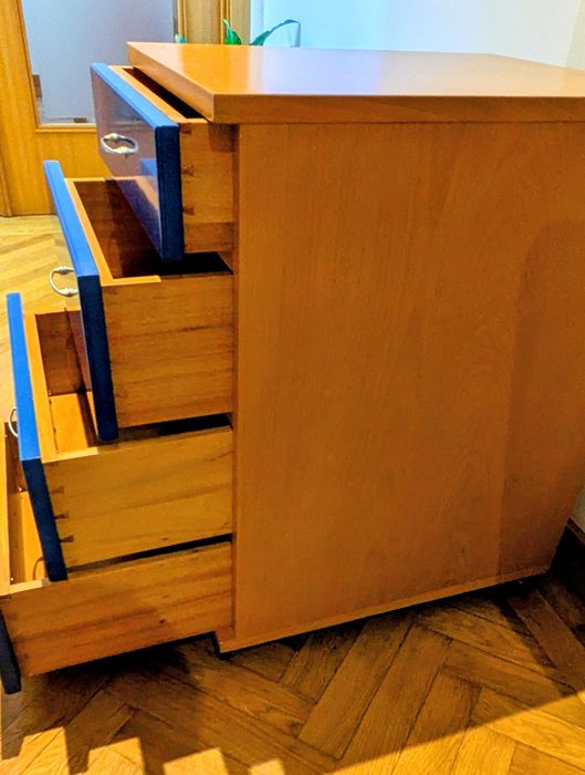 Mesinha de cabeceira com gavetas "lacadas a azul"