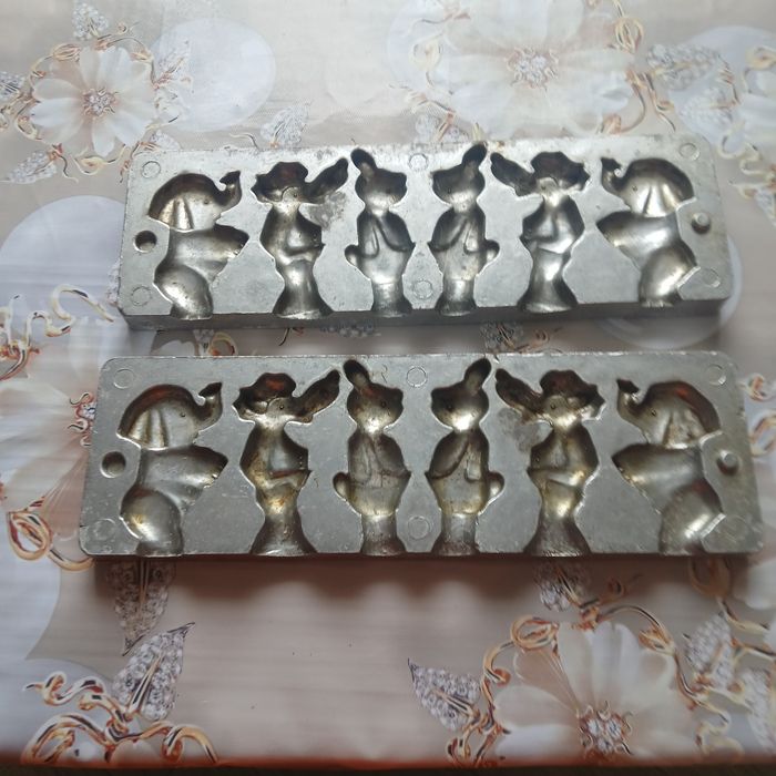 Продам форму для виготовлення льодяників,вареників і пельменниці.