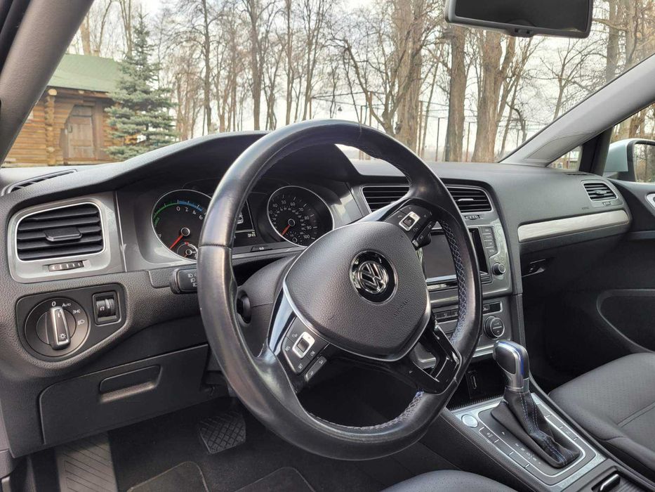 Прокат (оренда) автомобіля Volkswagen e-Golf в гарній комплектації