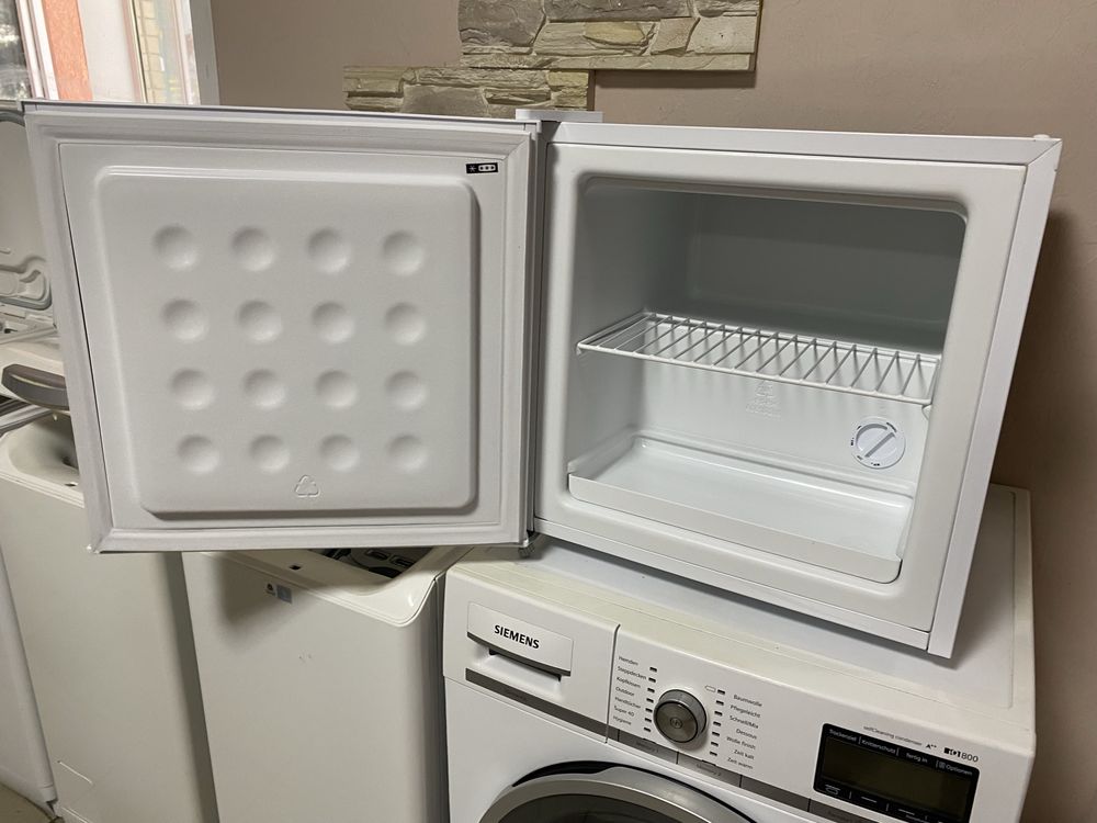 Мини морозильная камера Comfee RCU63WH2