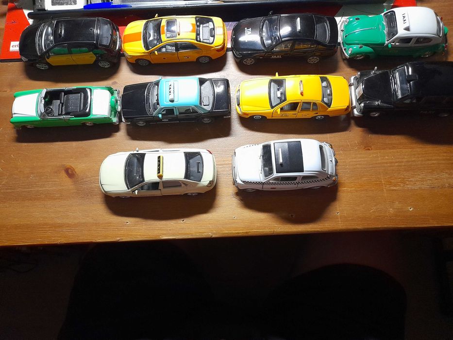 Pack  10 táxis  miniatura 12cm em metal em bom estado, várias cidades.