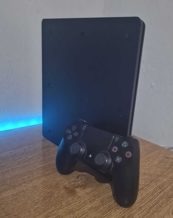Consola PlayStation 4 1TB c/comando e jogos usada