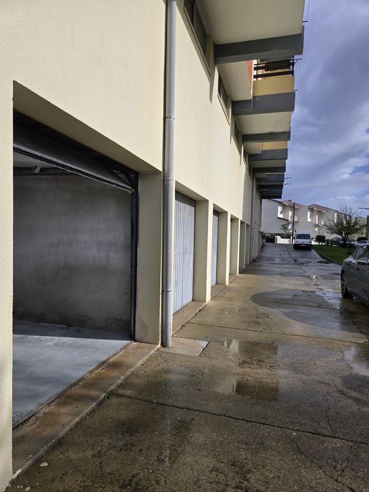 Arrendo garagem 32 m2 acesso direto ao exterior