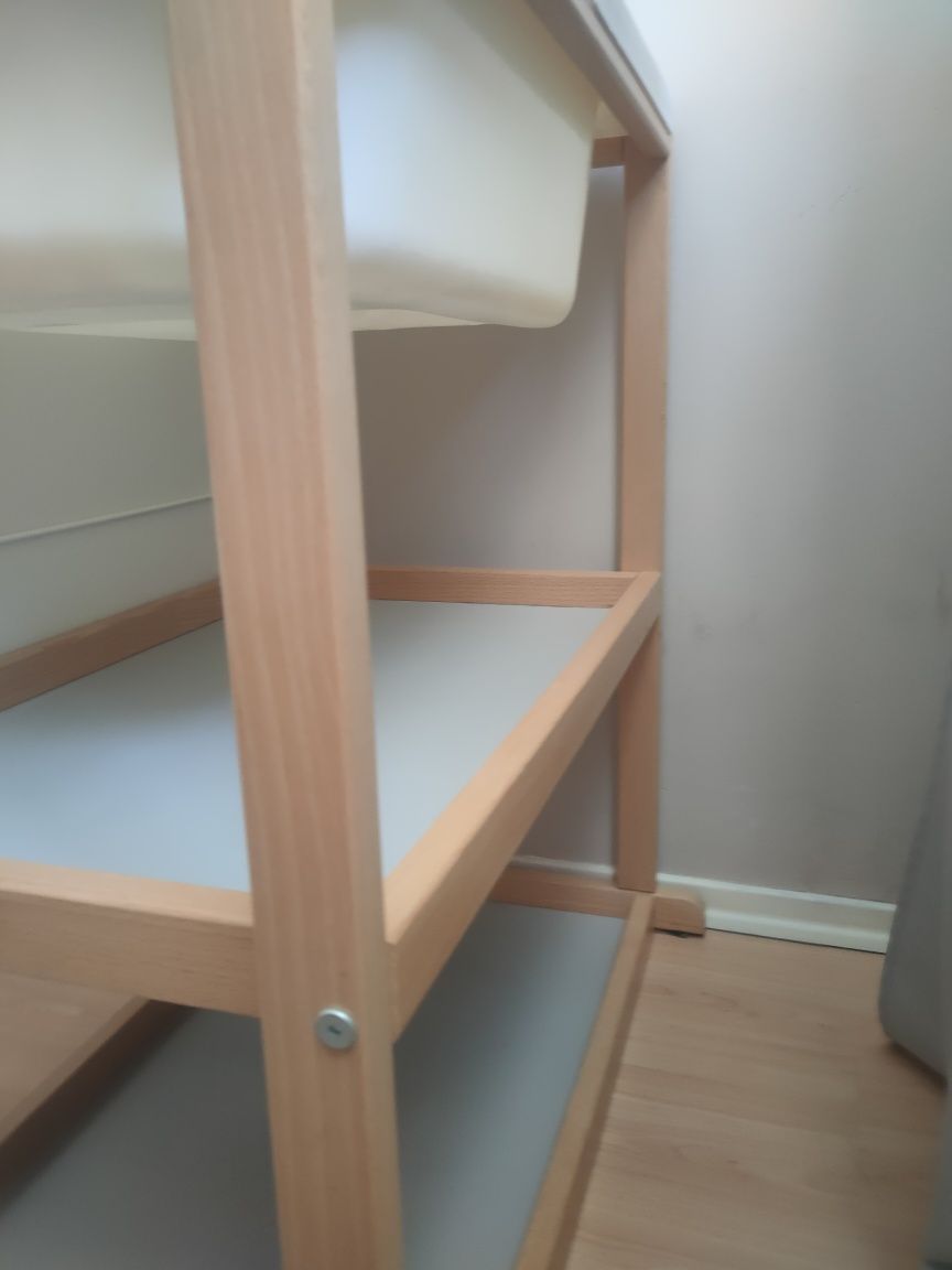 drewniany przewijak z wanienką