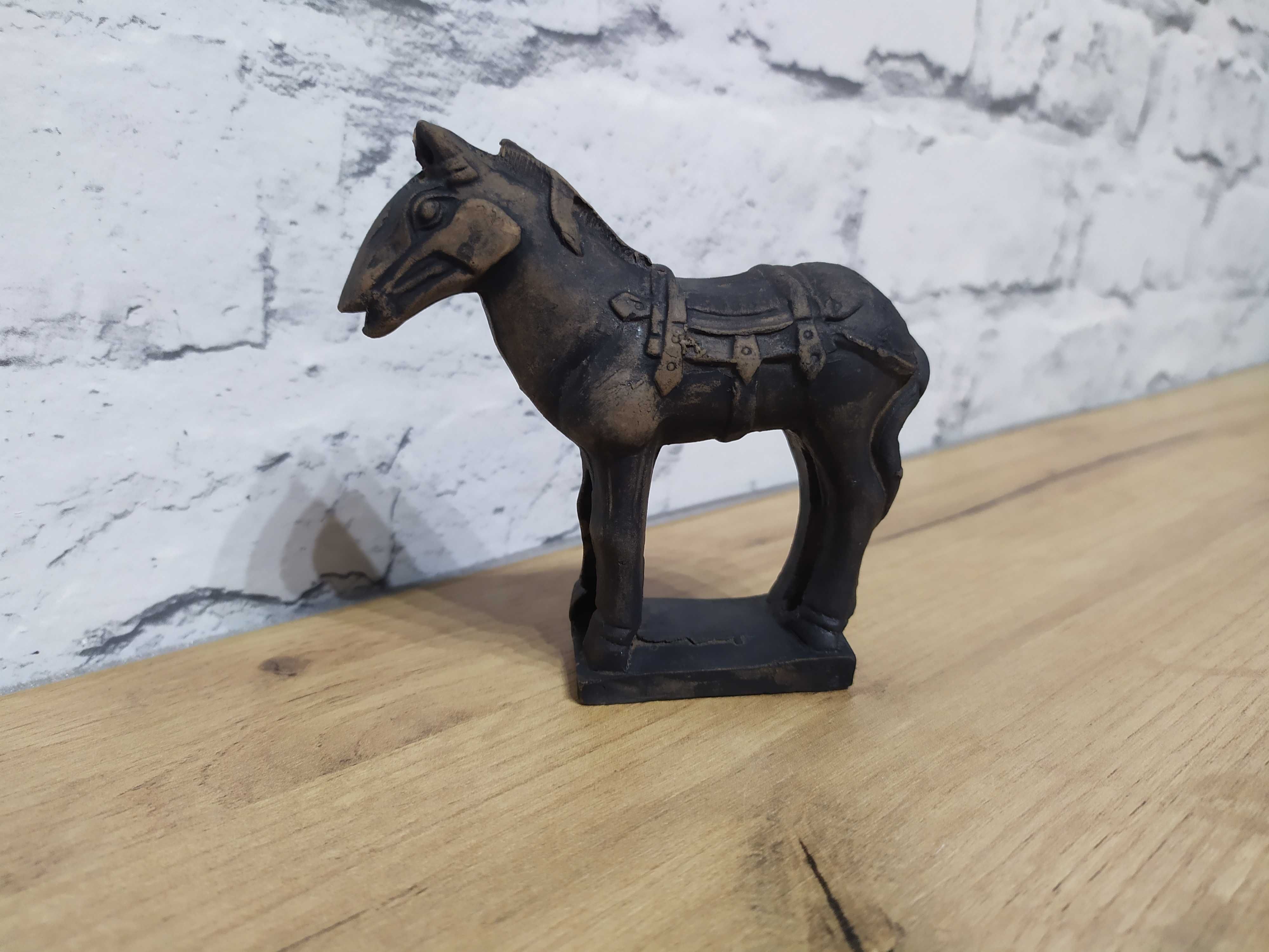 Ceramiczny konik kolekcjonerska figurka konia 10 cm na podstawie