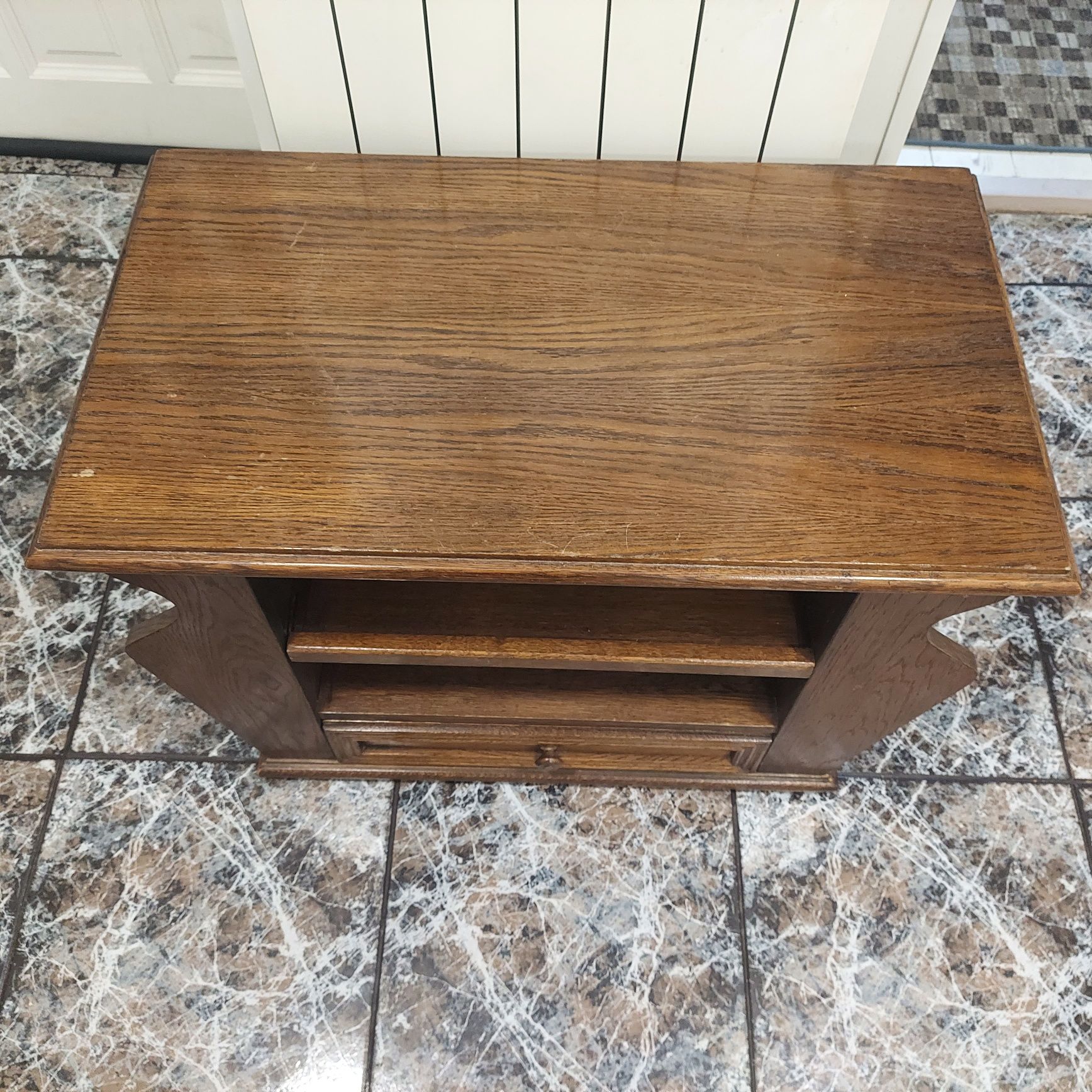 Dębowa szafka pod TV, solidne wykonanie.