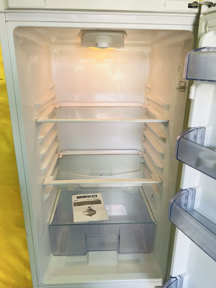 Двухкамерный холодильник BEKO CS328020 узкий 54см