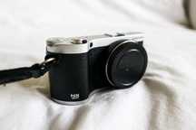 Samsung NX300 – bezlusterkowiec styl retro Body + 4 baterie ładowarka