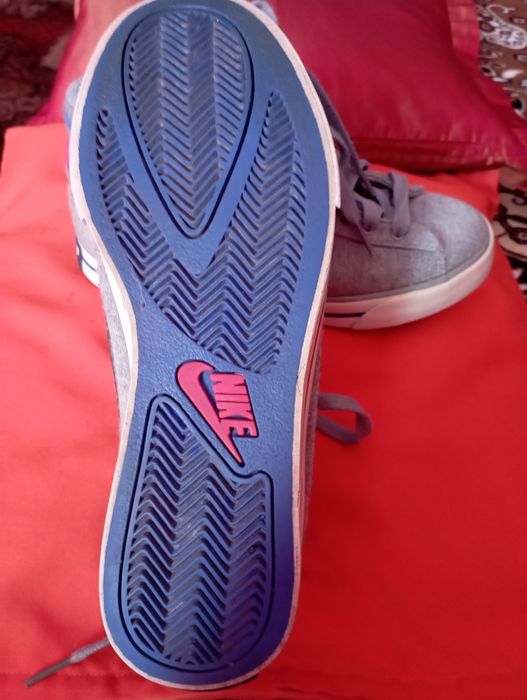 Кеди фірми Nike сірого кольору