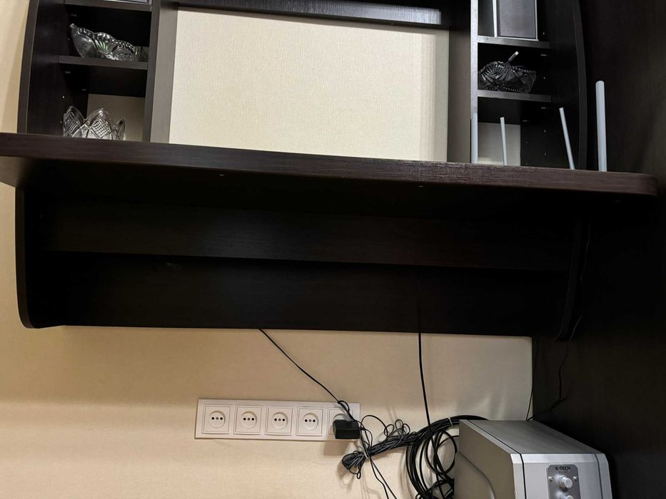 Стіл комп'ютерний стіл підвісний для навчання та роботи гарний стан