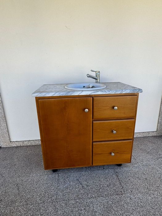 Móvel de WC em bom estado