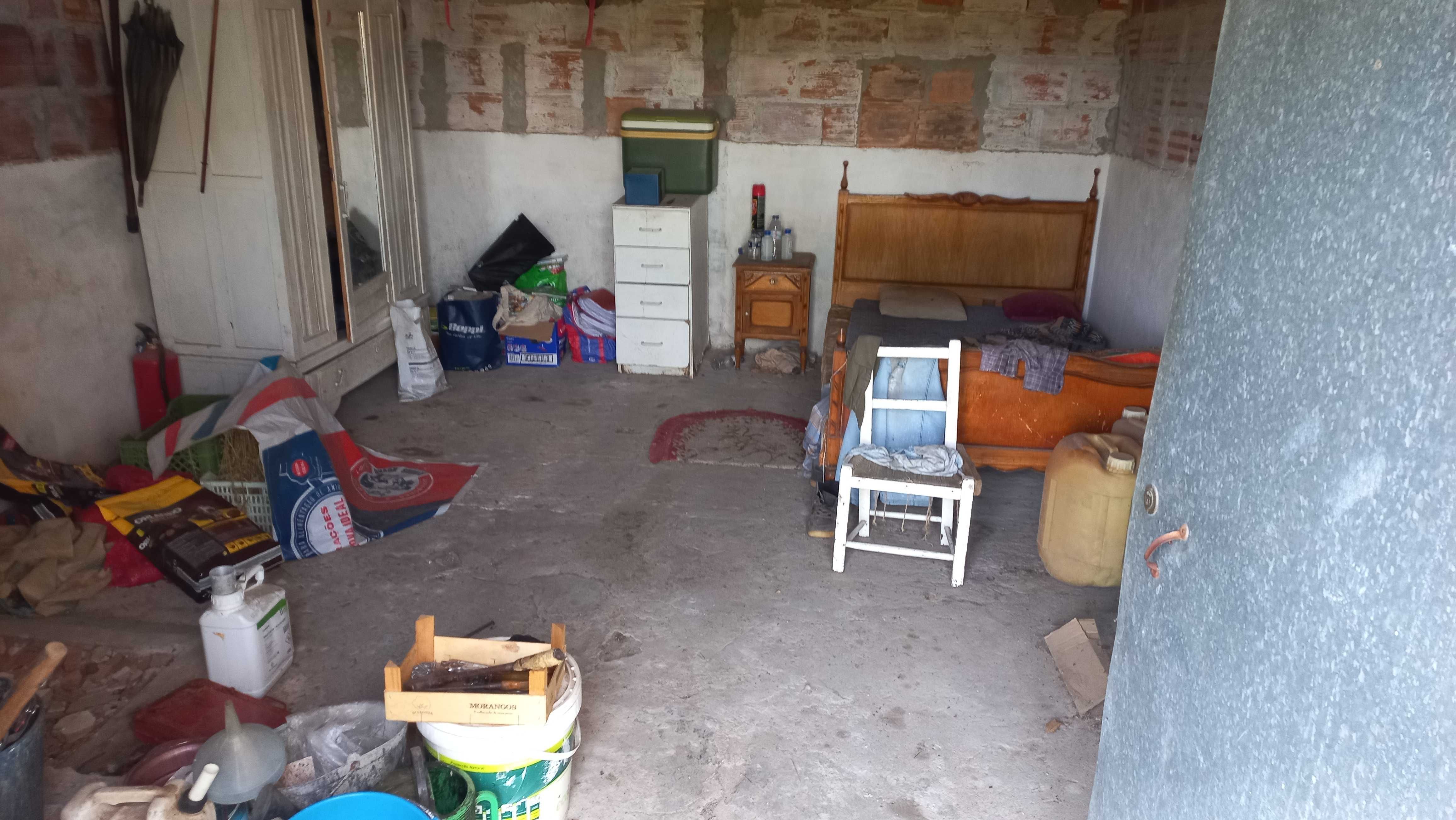 Terreno com habitação e arrecadações situado na Cilha Do Centeio