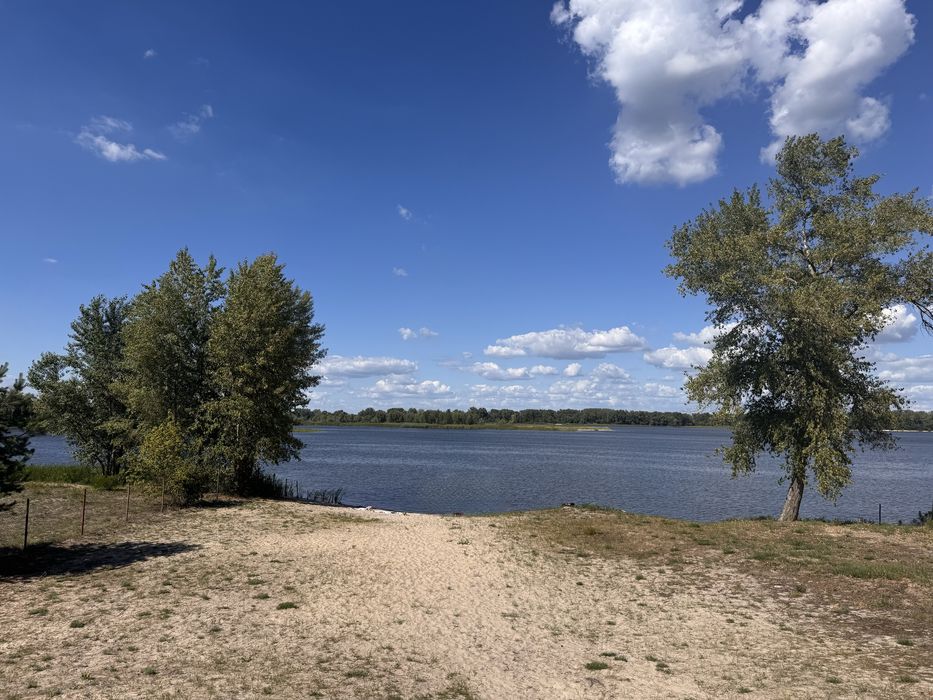 Продається на першій лінії Дніпра комплекс відпочинку в с.Сокирно