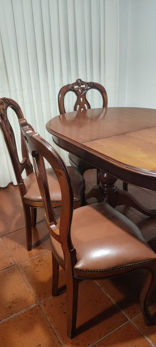 Mesa com 6 cadeiras de madeira