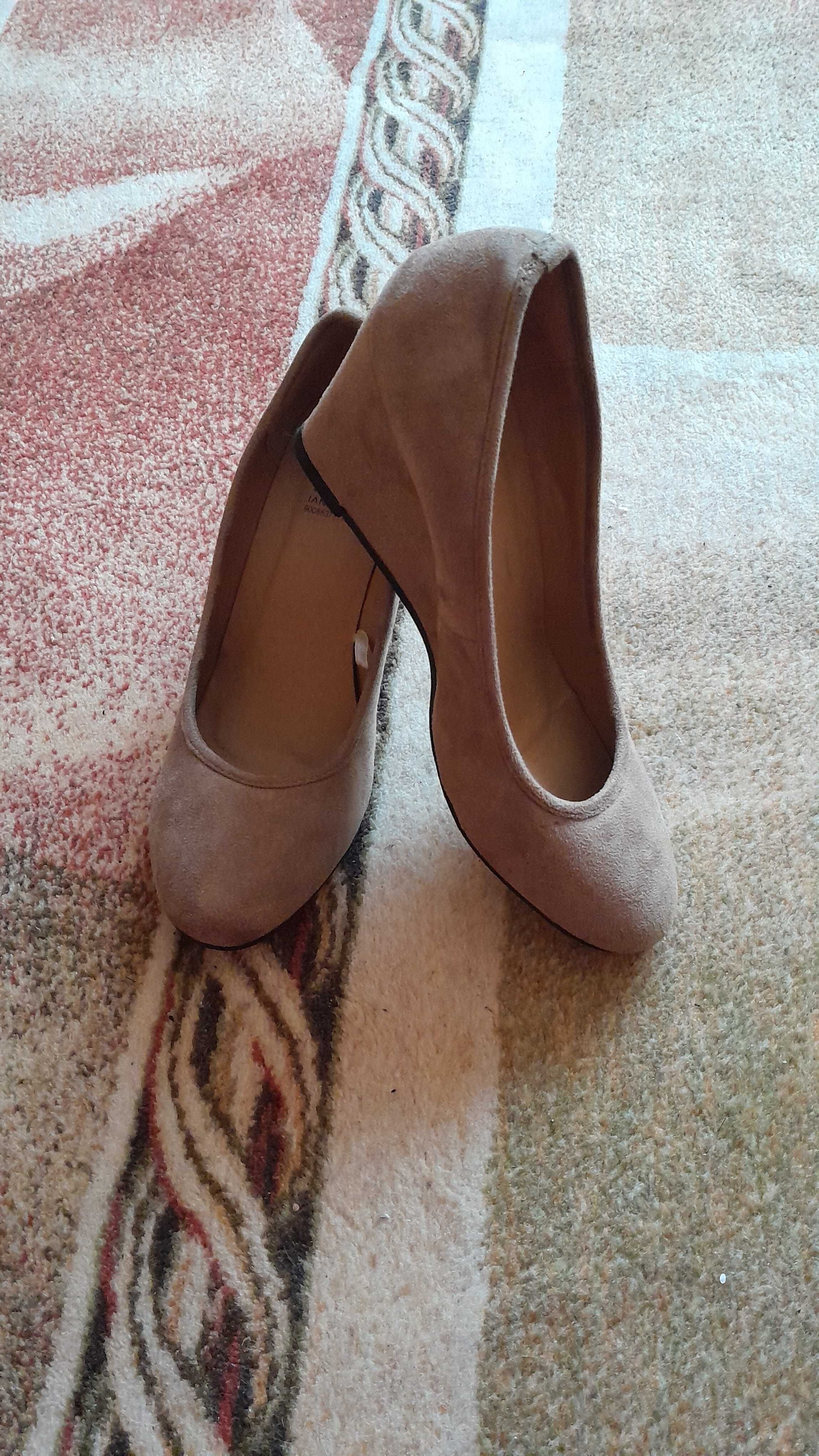 Beżowe buty na koturnie r.40
