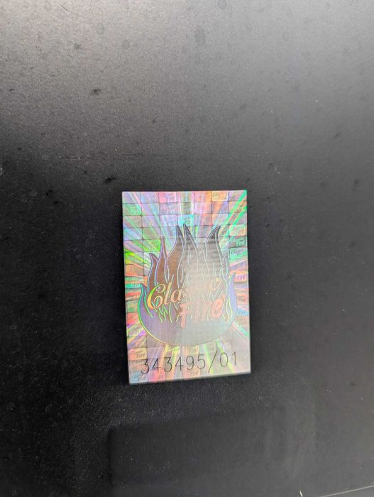 Czarny kominek elektryczny z wiatrakiem