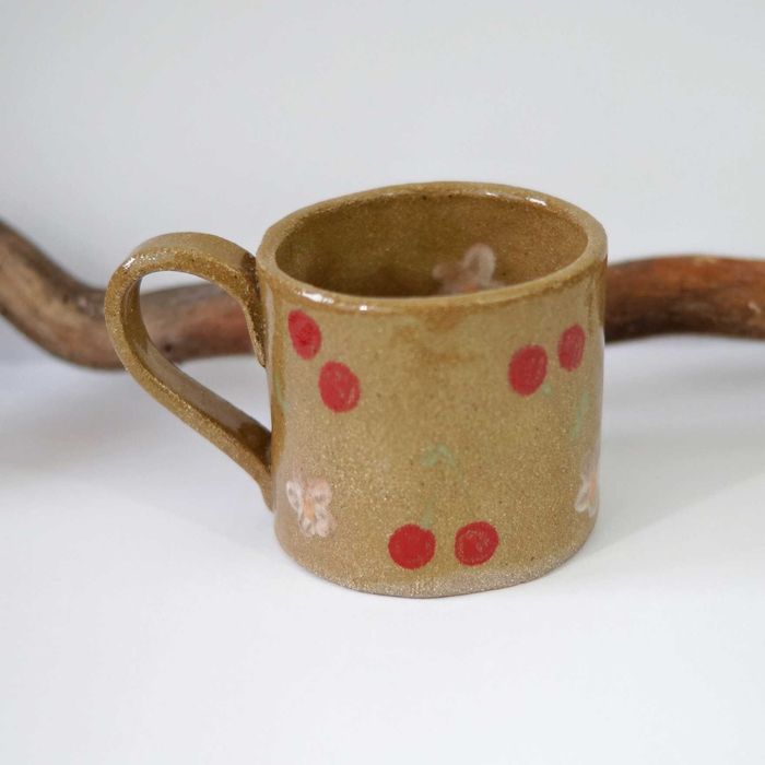 Kubek ceramiczny ręcznie robiony z malowanymi wiśniami 350ml
